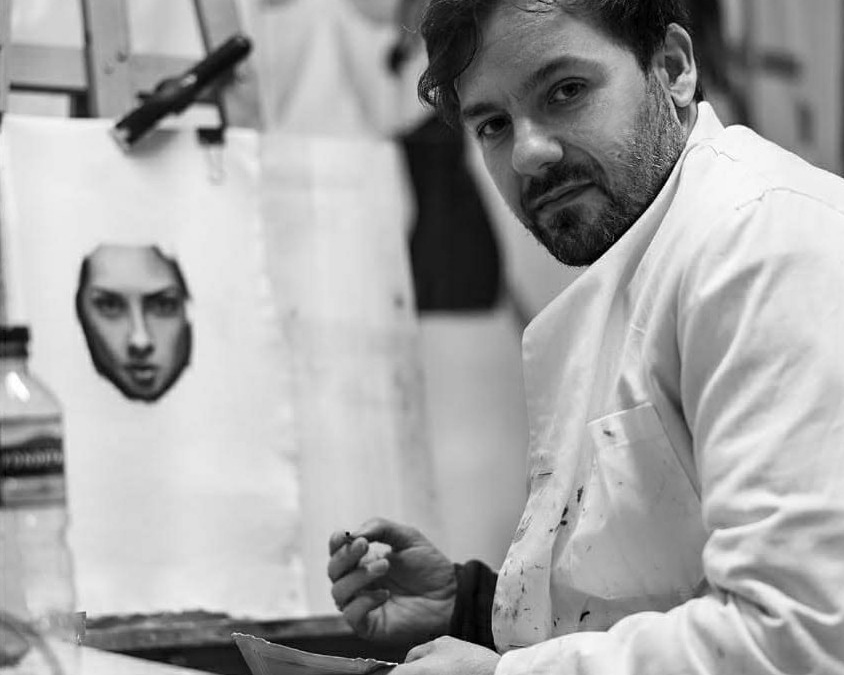 Raúl Lara painting at the studio navegating the art journey
